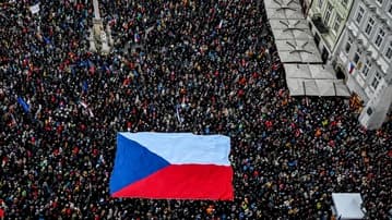 Ilustrační obrázek k Prořídlý dav s ukrajinskými vlajkami? Staroměstské náměstí „vyprázdnila“ umělá inteligence