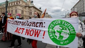 Ilustrační obrázek k Záběry „oživlých mrtvol“ pocházejí z vídeňského protestu, americká televize je v reportáži o ukrajinských obětech nepoužila