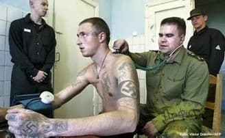 Ilustrační obrázek k Běloruský vězeň s vytetovanými svastikami je vydáván za ukrajinského vojáka