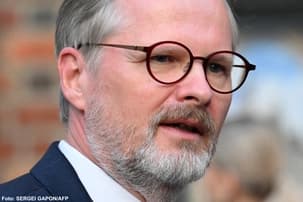 Ilustrační obrázek k Falešná karta agenta Fialky je zpět, jde o upravenou kartu Andreje Babiše