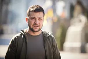 Ilustrační obrázek k Zelenskyj prišiel položiť kyticu so stuhou k pamätníku, nenarovnával ju nohou