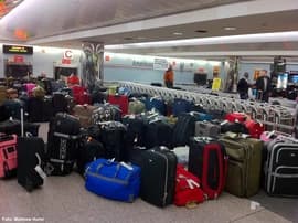 Ilustrační obrázek k Podvodné predaje kufrov z falošného profilu Bratislavského letiska