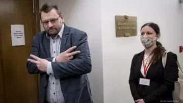 Ilustrační obrázek k Volný odmítá roušky na základě studie, která se jejich účinností nezabývá