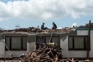 Ilustrační obrázek k Neziskovky pomáhaly na jihu Moravy i dlouho po tornádu, využily přes 95 % vybraných peněz