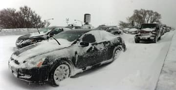 Ilustrační obrázek k Fotografie zachycuje auta uvázlá ve sněhové bouři, ne vybité elektromobily