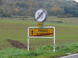 Ilustrační obrázek k Čeští představitelé strkají hlavu do písku. Otázky kolem Schengenu neřeší