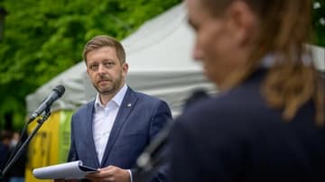 Ilustrační obrázek k Mávání, Rimmerův pozdrav a „sekání“ Babiše. Příspěvky nesprávně interpretují gesta opozičních politiků jako nacistický pozdrav