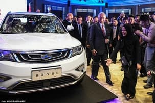 Ilustrační obrázek k Elektromobily dokáží překvapit, na videu ale exploduje auto se spalovacím motorem