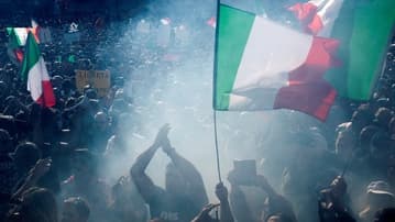 Ilustrační obrázek k Fotografie zobrazuje protest proti covidovým pasům v roce 2021, stávka proti digitální peněžence se nekoná