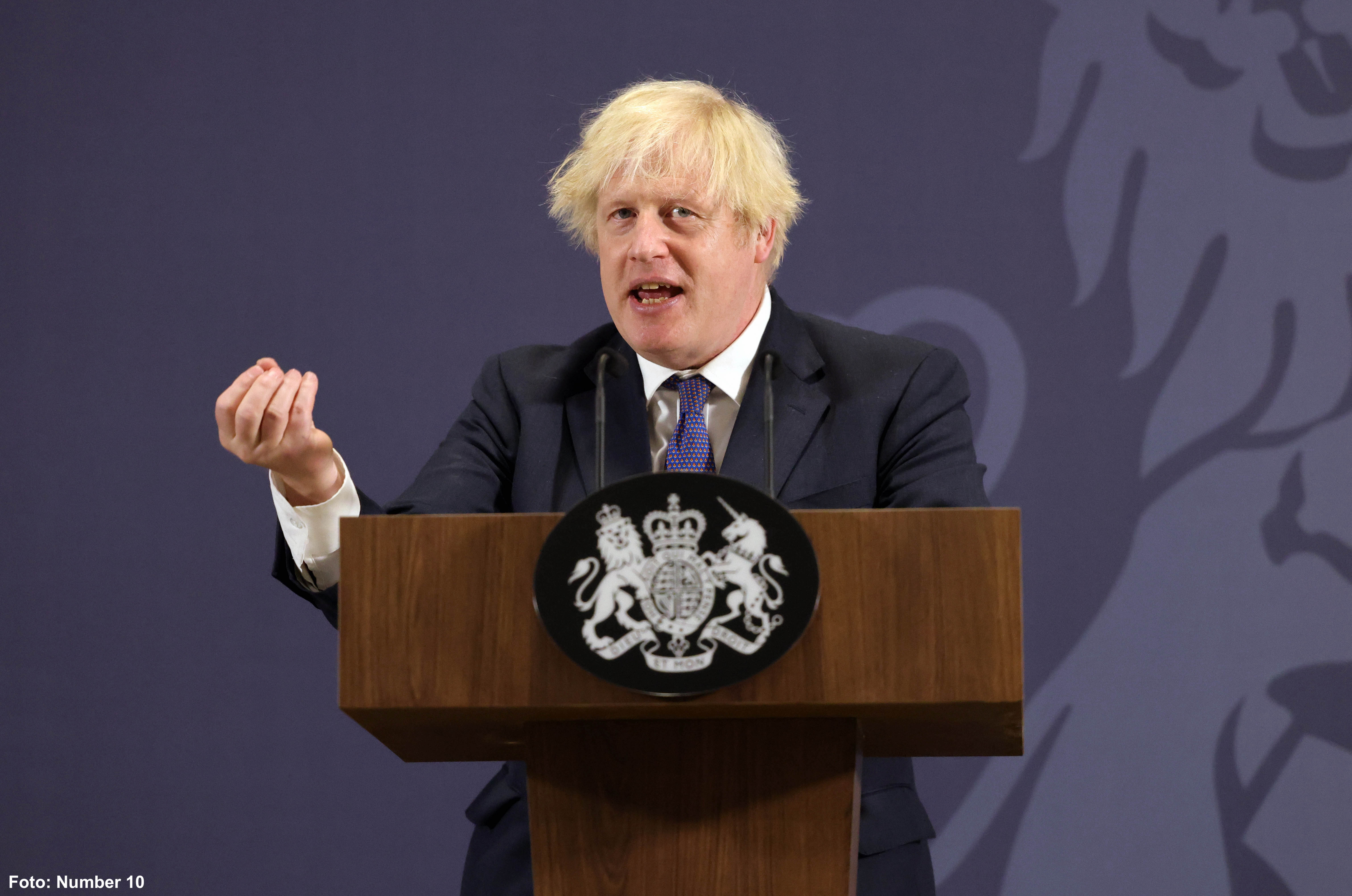 Ilustrační obrázek k výstupu Zdvižená pravice Borise Johnsona je fotomontáž
