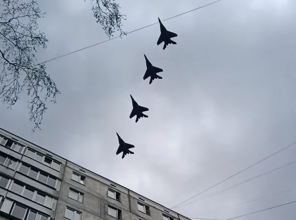 Ilustrační obrázek k výstupu Video z letecké přehlídky vydáváno za záběr z ruské invaze na Ukrajinu
